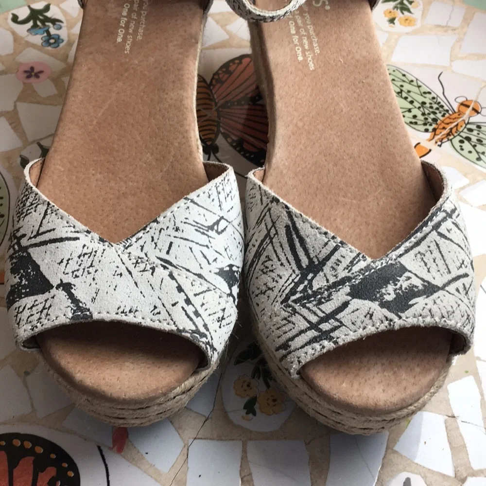 NWT Tom’s leather platform wedge